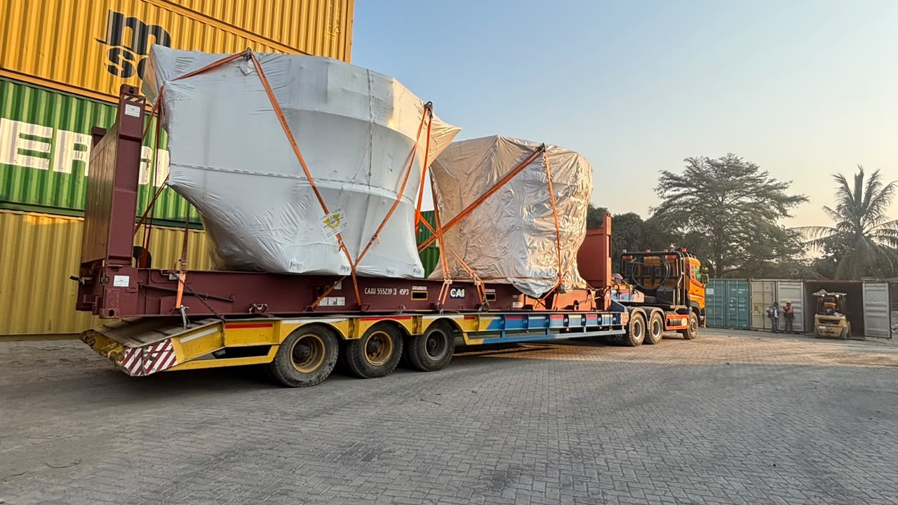 Logistics container and crane